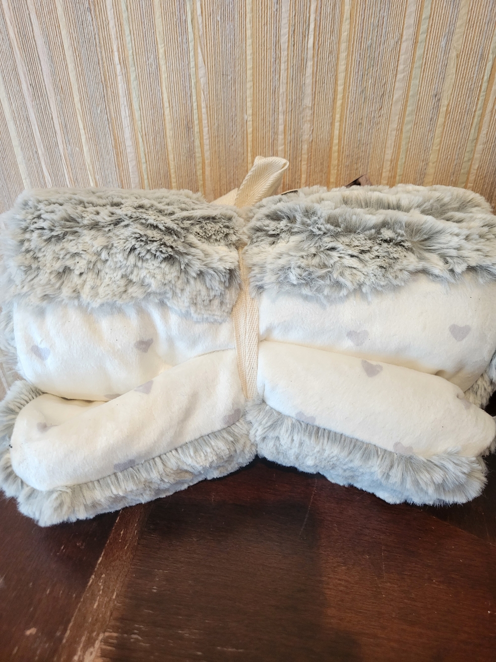 NWT Demdaco Plush Pocket Prayer Blanket - Light Gray/ Cream W/Gray Hearts30"×40"